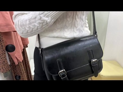 ❤️ 試着室でディルドを使った若い雌犬フェラルベリーの公開オナニー ❤️❌ セックスビデオ ❌️
