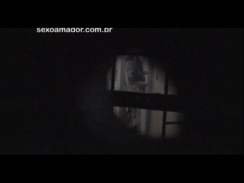 ❤️ ブロンドが空洞のレンガの後ろに隠れた近所の盗撮犯に密かにビデオ撮影される ❤️❌ セックスビデオ ❌️